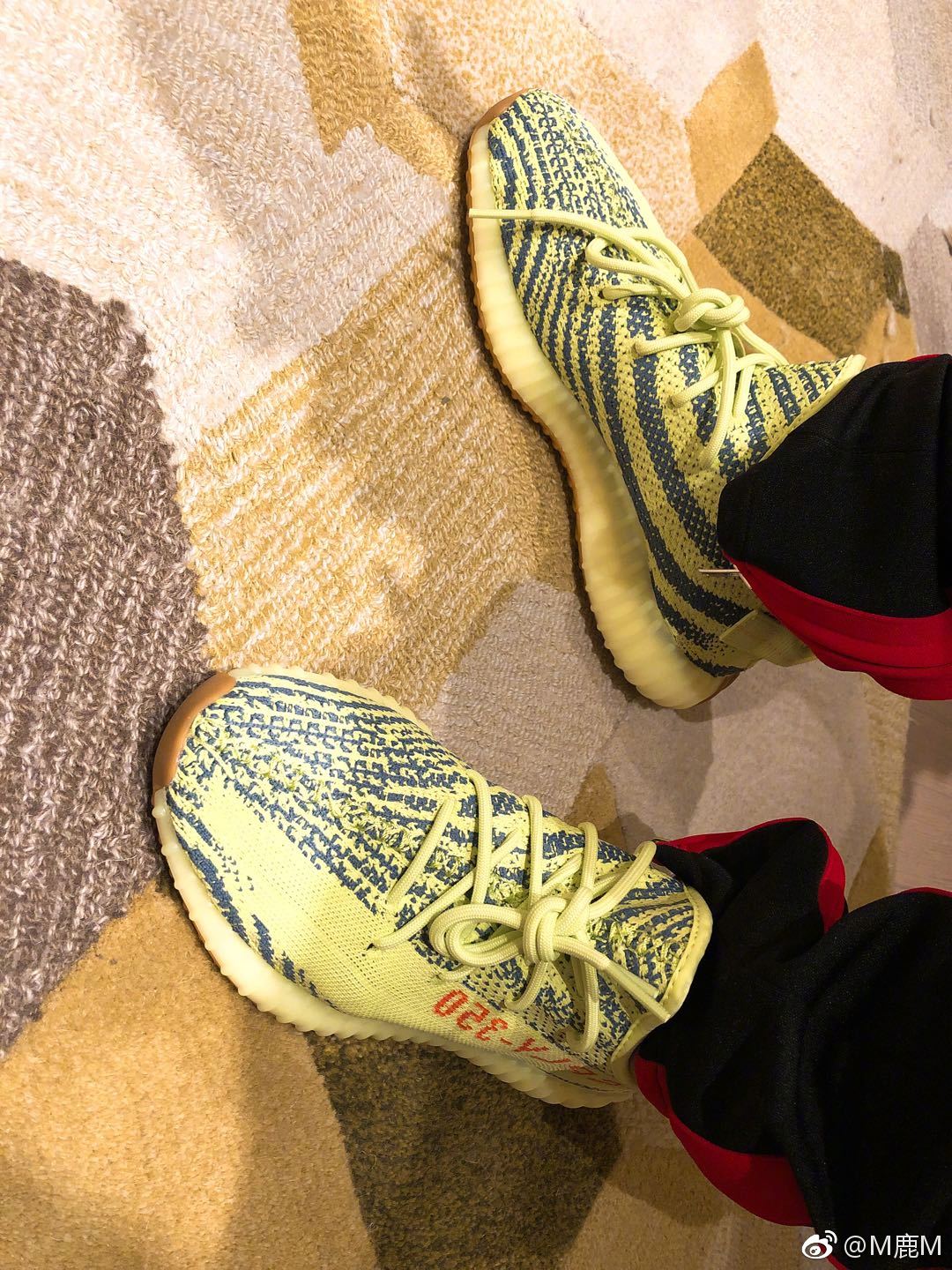 semi frozen yellow 配色的 yeezy boost 350 v2,此番就有明星已經