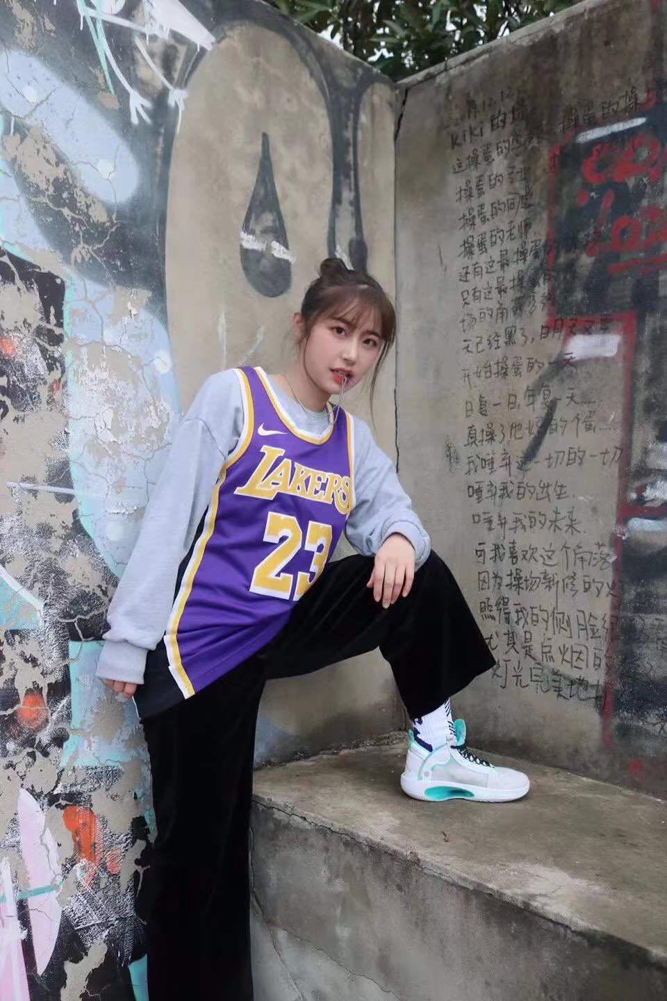 snkrgirls送鞋丨天使顏值魔鬼身材的球鞋女生陪你過五一比去哪裡度假