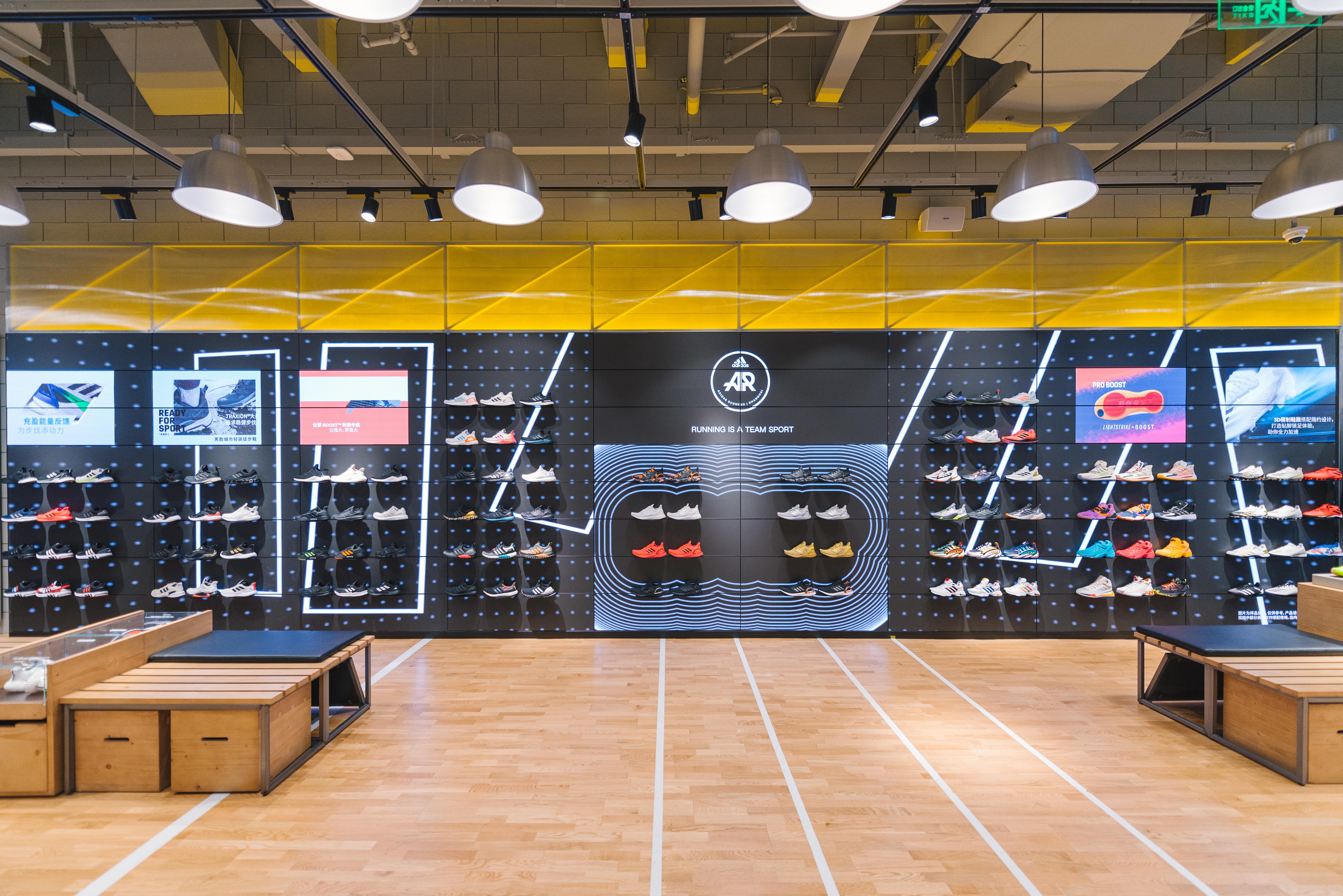 坐落于南京东路233号外滩 adidas 旗舰店,将上海元素和 adidas 的运动