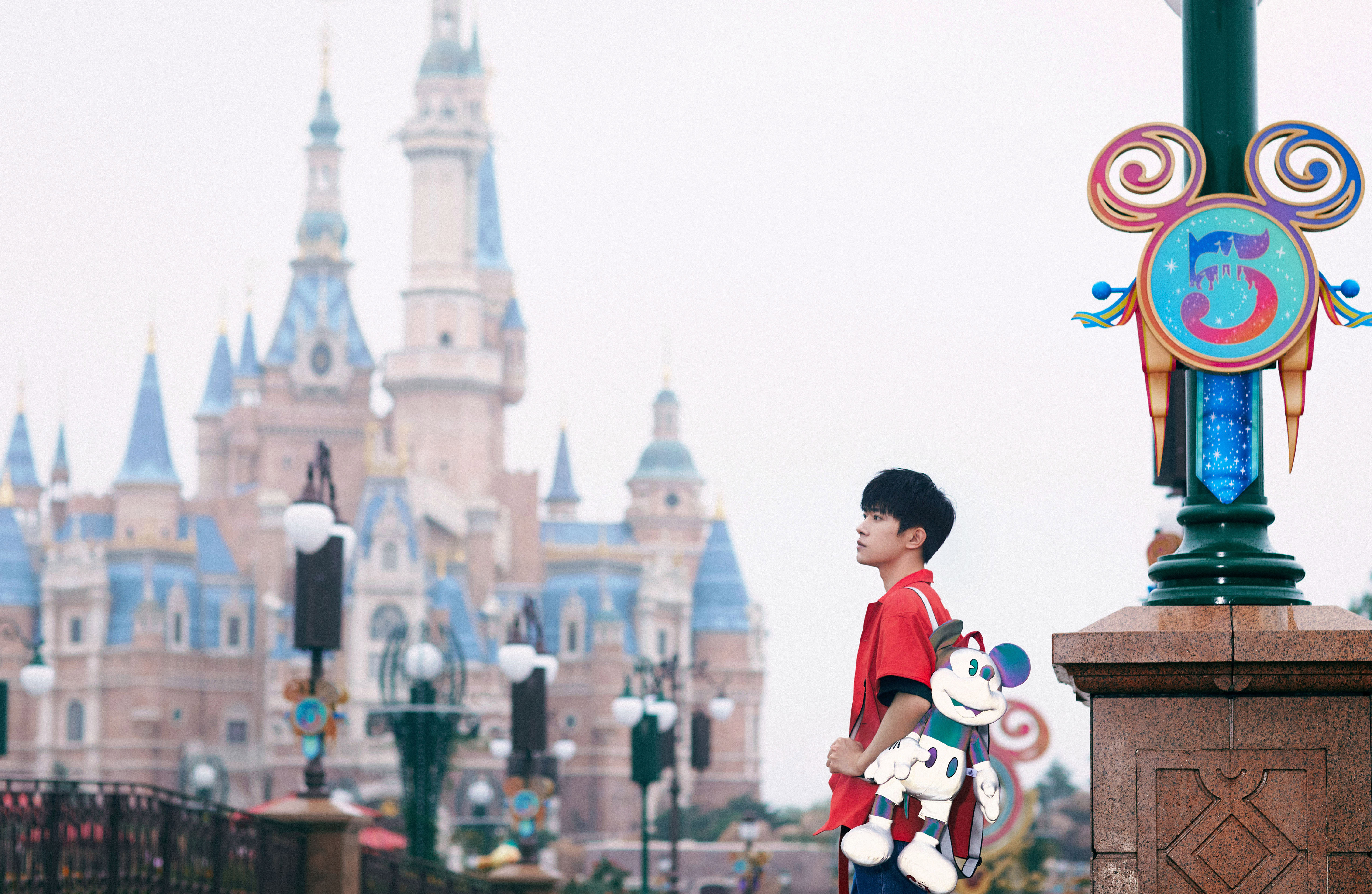 上海迪士尼度假区携手易烊千玺推出5岁生日庆典限量合作商品